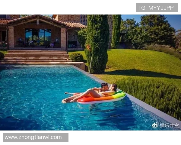 女子与足球明星亲密合影展现运动魅力与风采的精彩瞬间 女子与足球明星亲密合影展现运动魅力与风采的精彩瞬间